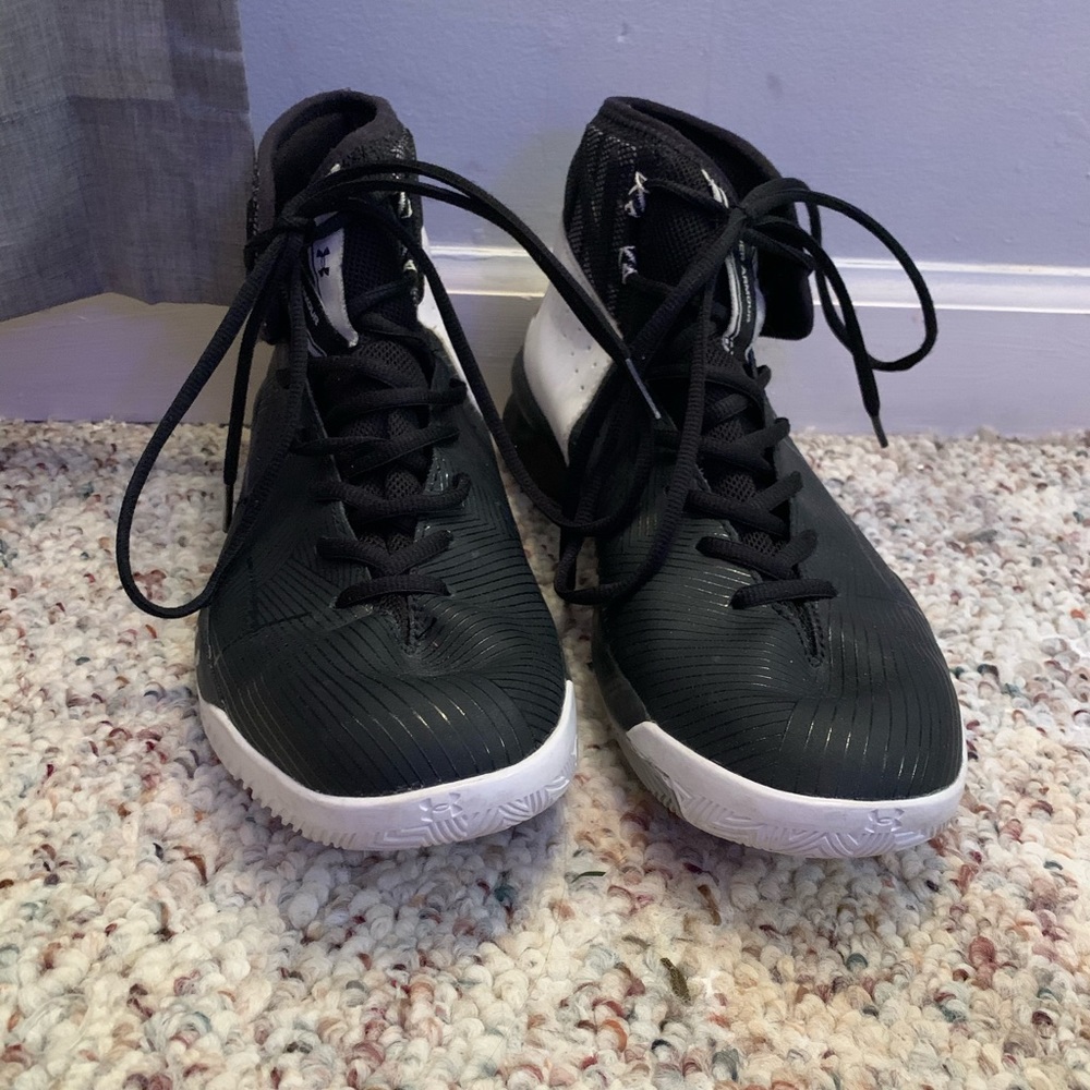 Black basketball shoes